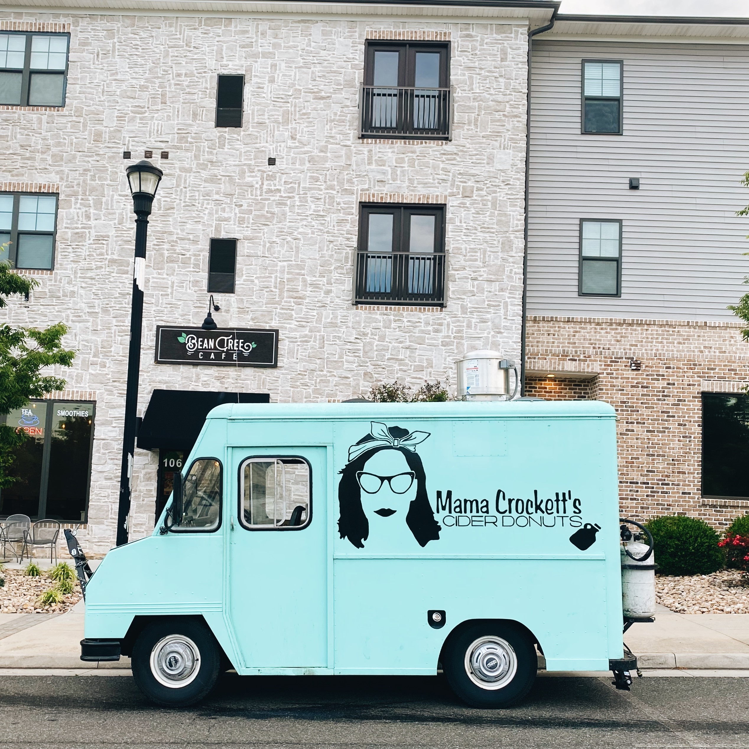 Mama Crockett's Donut Truck_old food truck profile image